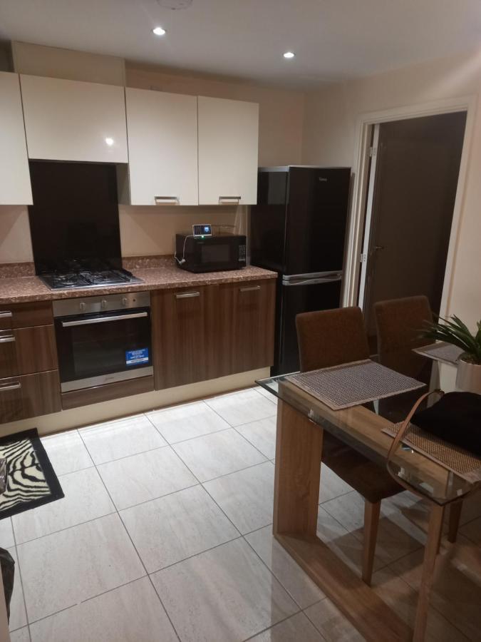 Immaculate 3 Bedroom Property. Ноттингем Экстерьер фото